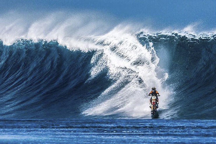 Motorrad beim Surfen.jpg