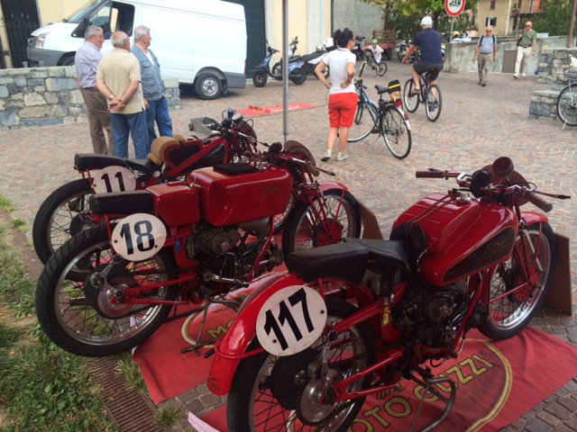 lockere Athmosphäre mitten auf der Piazza in Mandello mit Albatros, Gambalungino etc