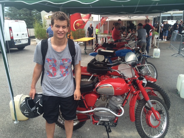 Christian mit einer vollrest. Stornello-125 Regolarita dahinter. Seine RS50 Kreidler wurde aber auch belagert an der Tankstelle von Italienern! Unsere airBnB Wohnung hatten wir in Lierna 5min seeaufwärts.