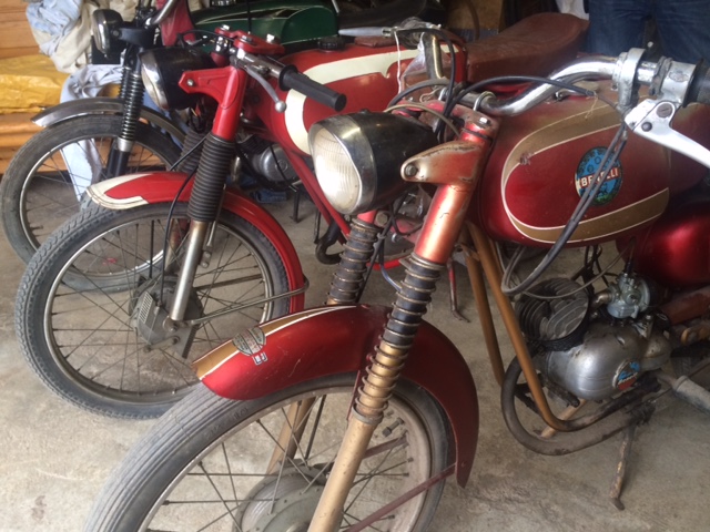 Details der Benelli 50 im Vordergrund, sharfes Teil in gold rot