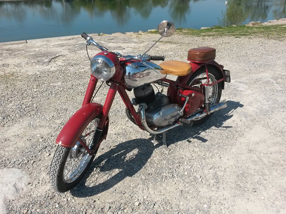 JAWA Perak 250 vorne.jpg