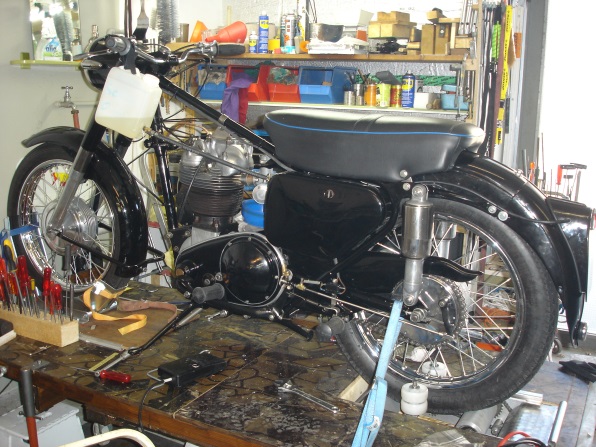 AJS mit Anlassmaschine und kanister verkleinert.jpg