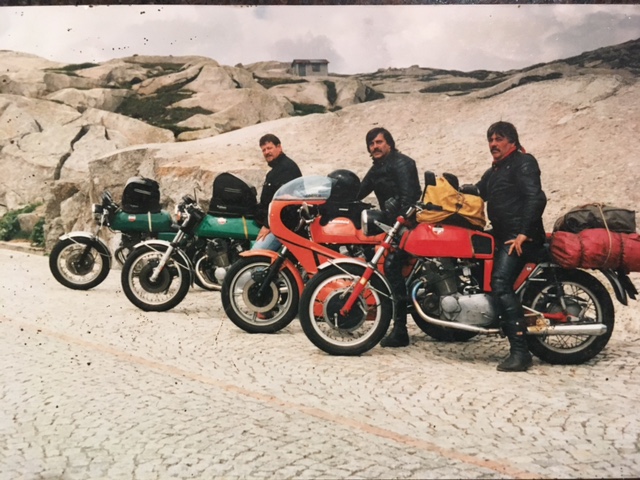 die Töffkolegen mitte 90er Jahre, rechts P. Strasser, -die Mittellinie der Tremola besteht laut FAM-ZH aus Granit von Mendrisio?  (Im Aufstieg nach dem Damm photographiert.