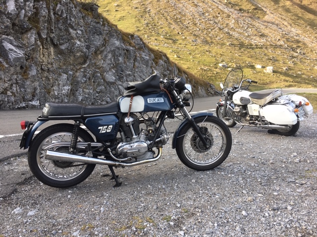 Ducati 750GT und Guzzi 757/70 in der letzten Sonne