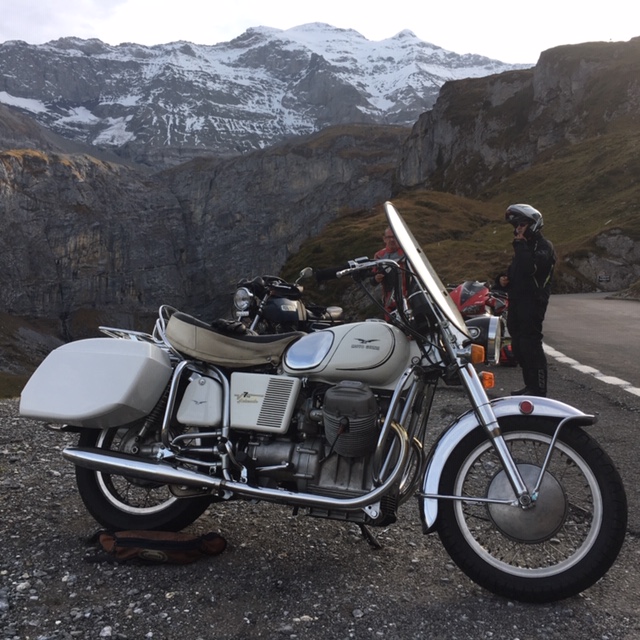 Wer die Berge rasch sehen möchte umgeht die Aglo manchmal besser kurz via Autobahn, dafür gönn ich mir dann einen Cafi Zwetschge mehr an der Sonne oben