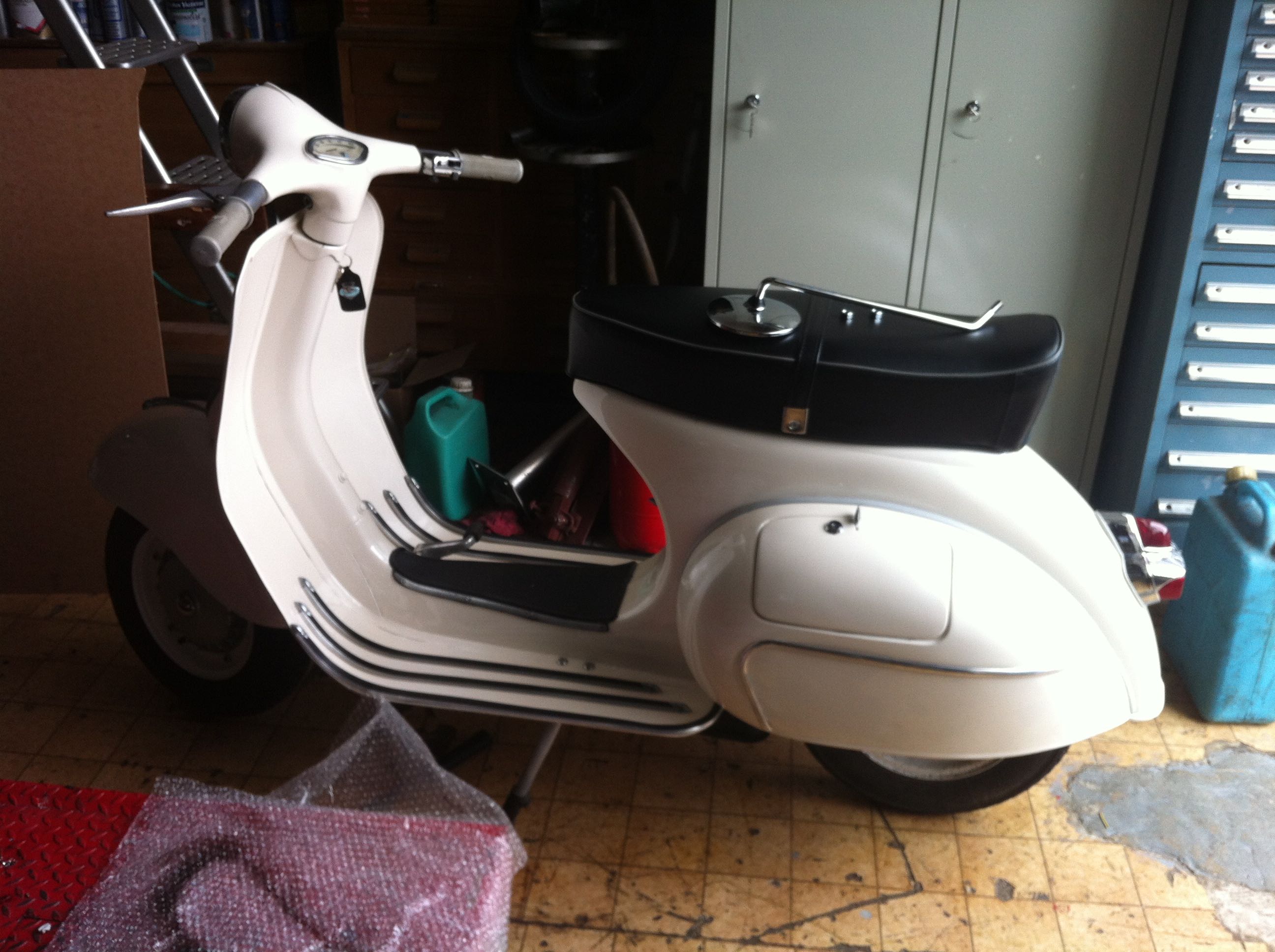 Vespa Vglb1 130531.jpg