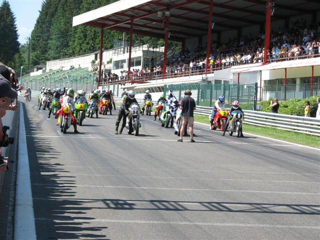 vorne v.l.n.r. Giacomo Agostini auf MV 500 (15 x  WM), Jim Redman auf CR 750 (6 x WM), Ralph Brians auf CR93 (1 x WM), hinten Carlos Lavado (2 x WM), De Fries (2 x WM) etc. etc.