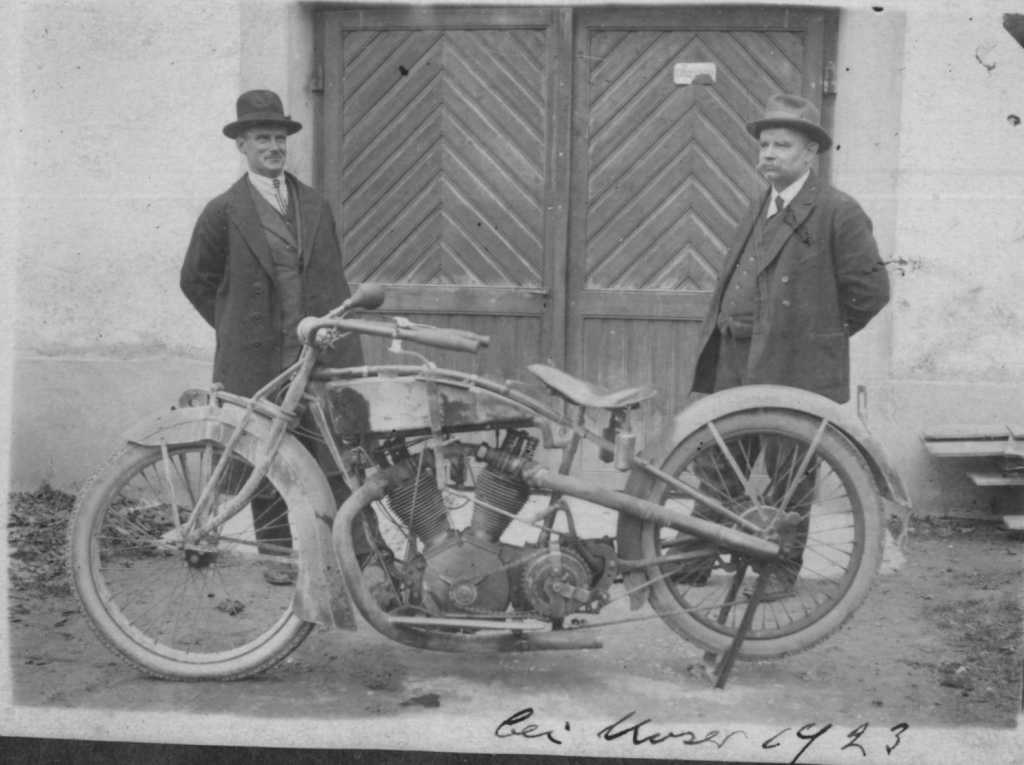 Moser 1923 1000v2 Fritz Moser ist rechts oder rechts ist Ernst Zürcher.jpg