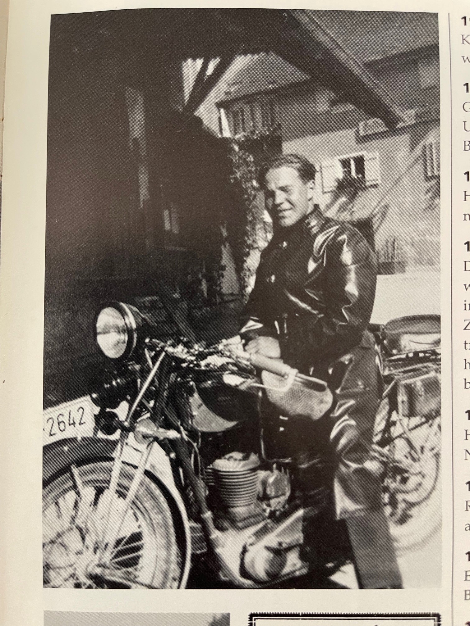 Erster Motorradbesitzer in Montlingen, 1933.jpg