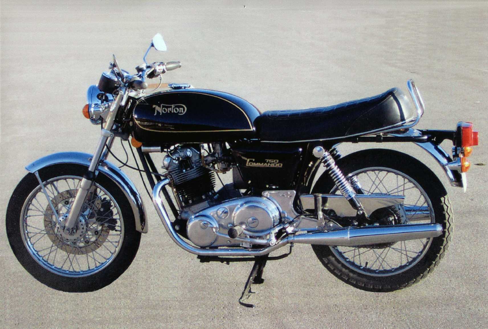 Das ist das schwere Teil. Norton Commando 750/1973. Hab ich vor ~ neun Jahren selbst restauriert.