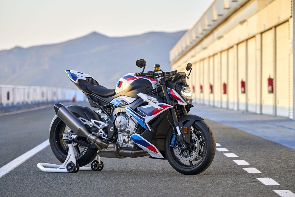 bmw_m_1000_r_2023.jpg