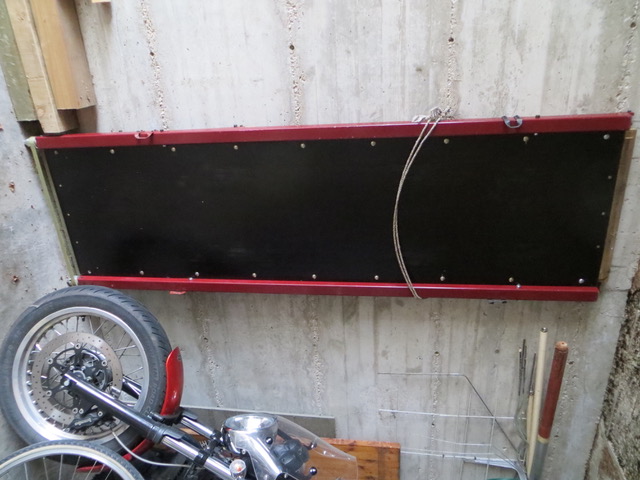 Motorrad-Hebebühne an der Wand.jpeg