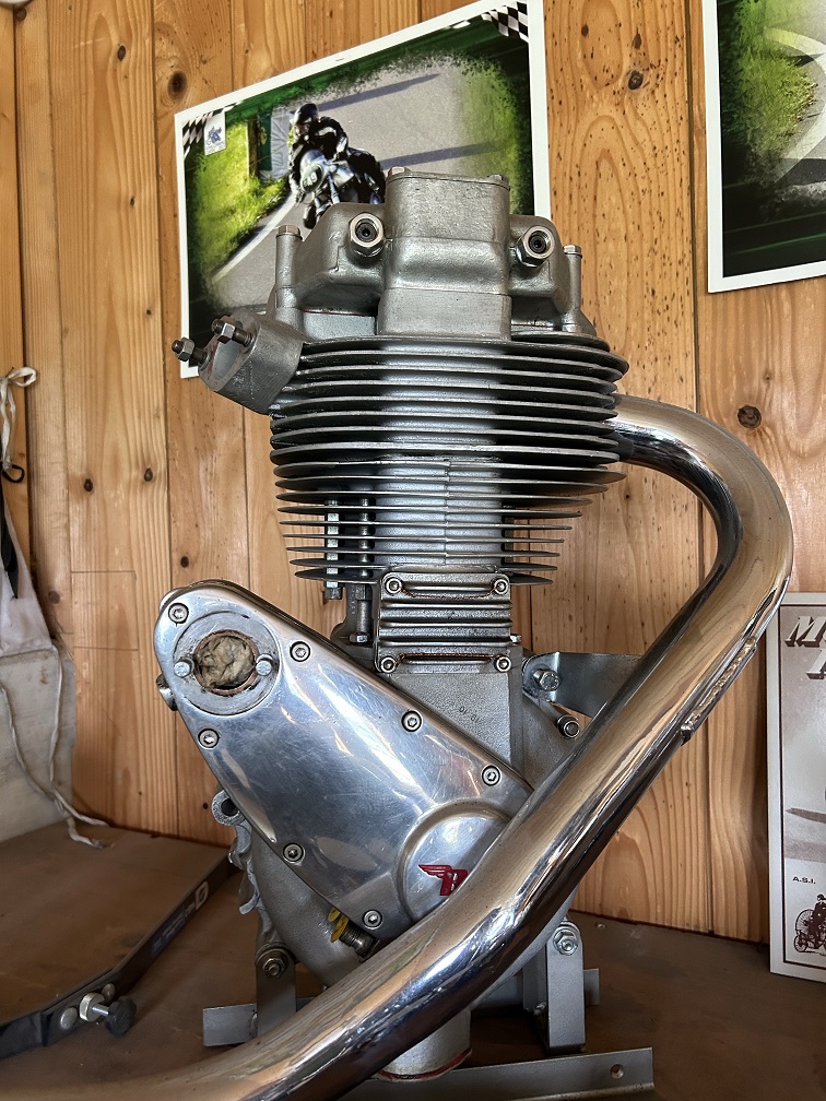 Goldstar Motor red..JPG