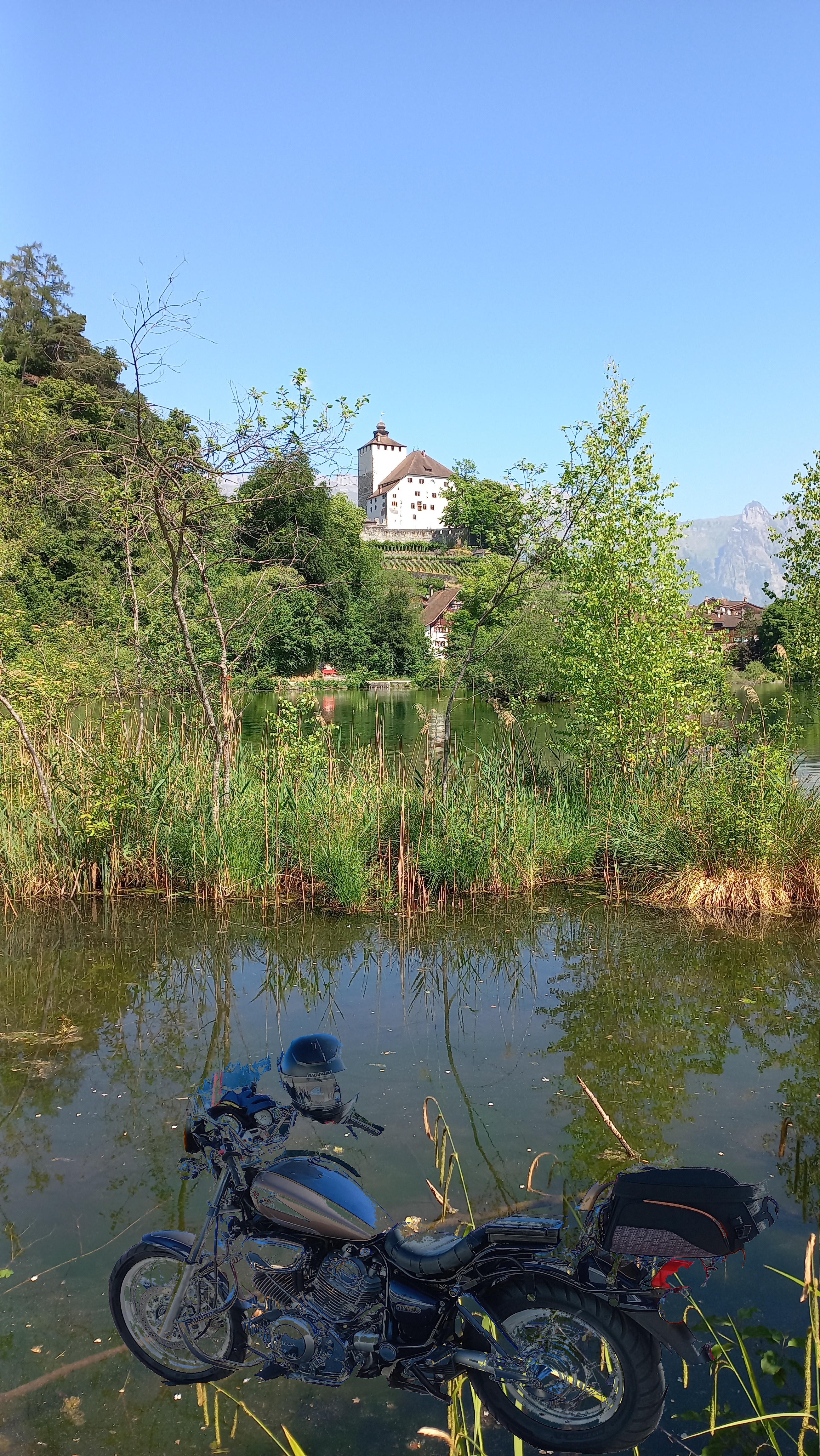 Schloss Werdenberg mit Motorrad.jpg