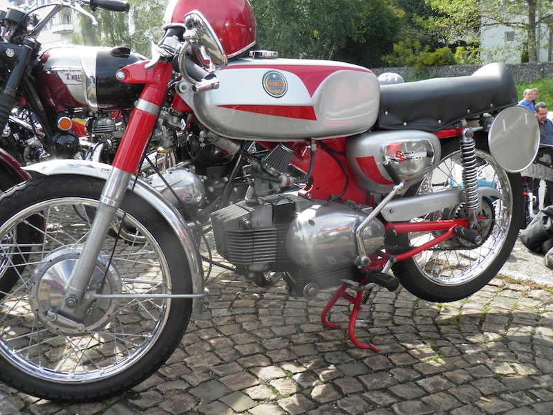 feminine Verstärkung aus Pesaro mit Benelli 125SS-5- marche, bekannt auch vom Michelskreuz