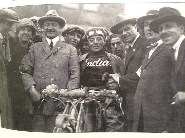 Amedo Ruggeri mit Vertretern der US Marke, links Nagas, auf der rechten Ray