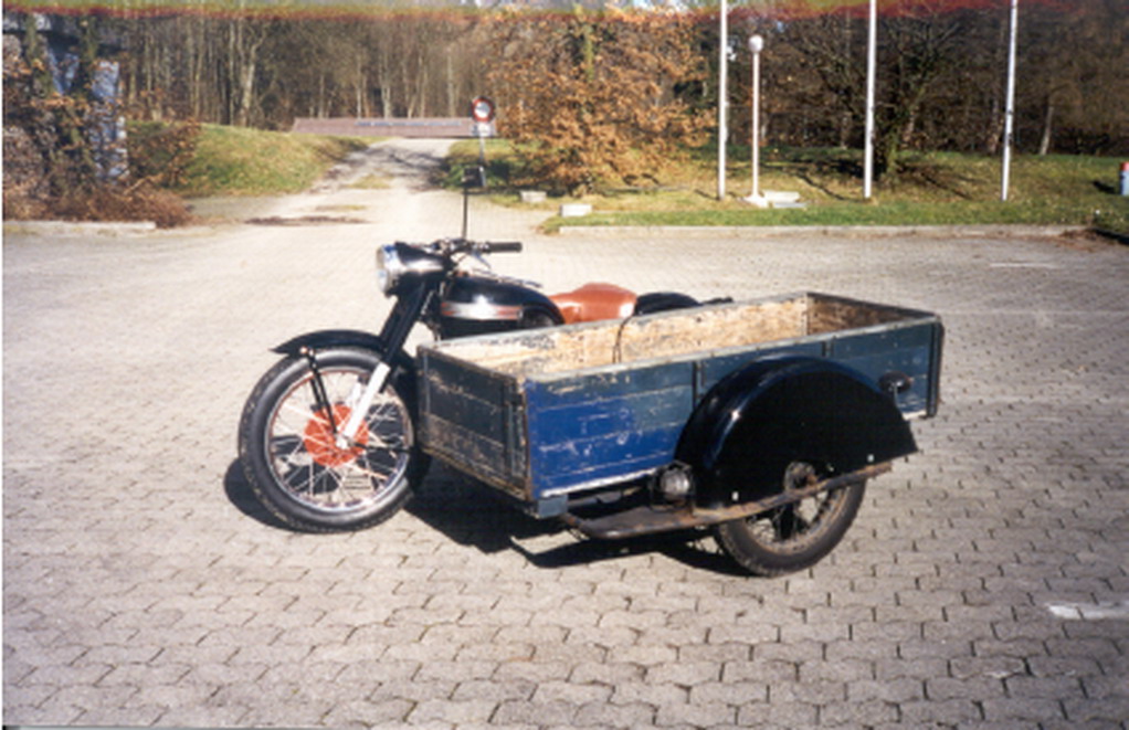 Triumph mit Kiste2.jpg